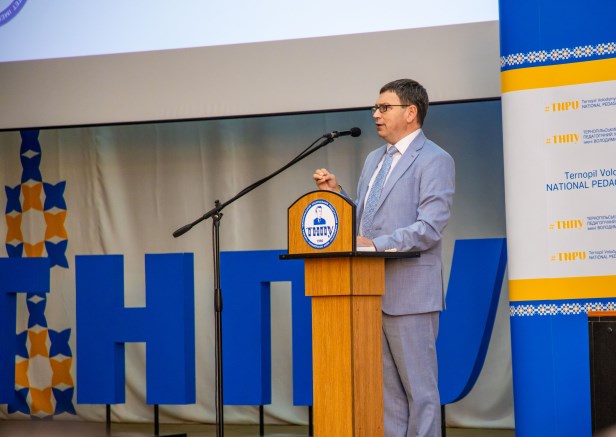 З початком нового навчального року вітає ректор ТНПУ  Богдан Буяк